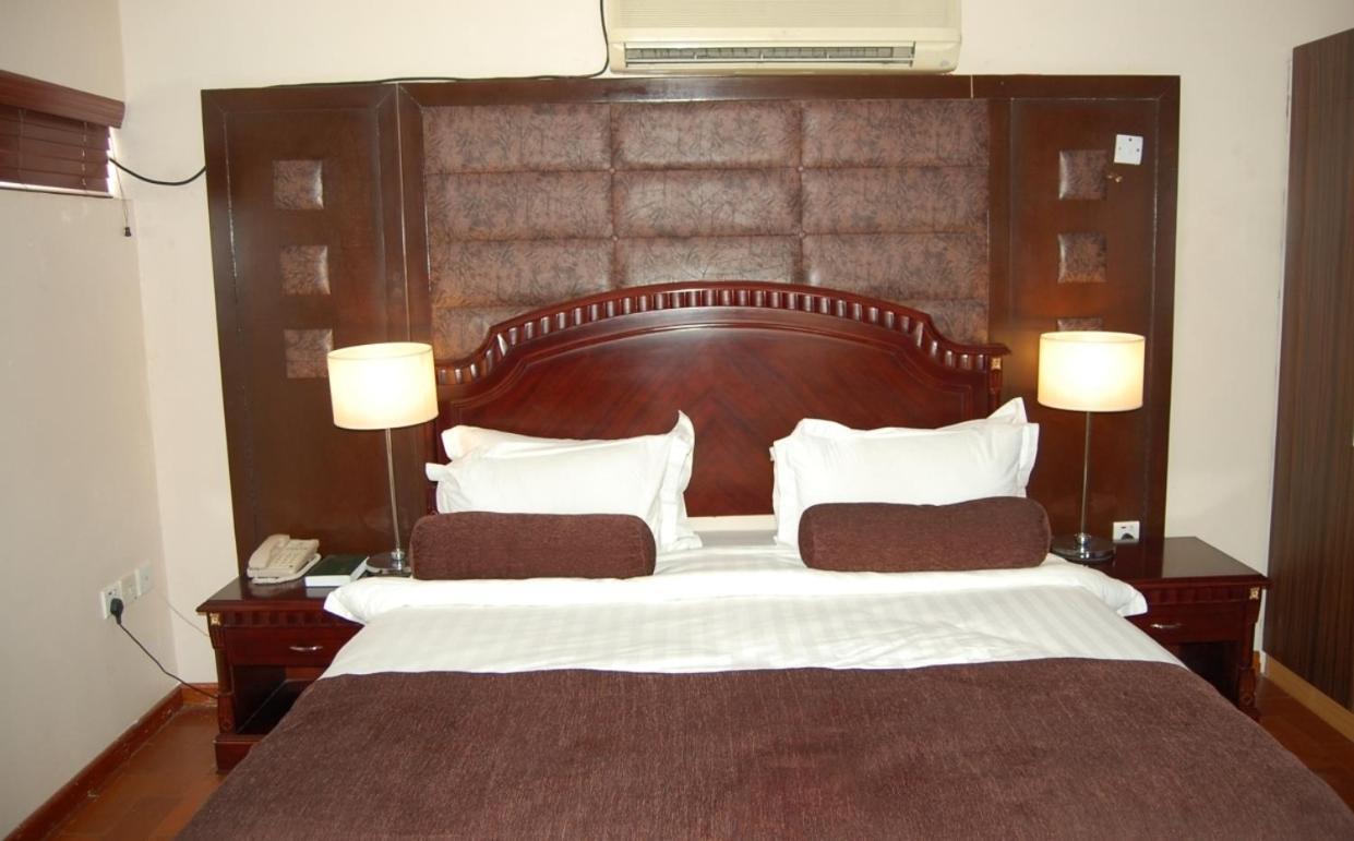 Owu Crown Hotel Ibadan Extérieur photo